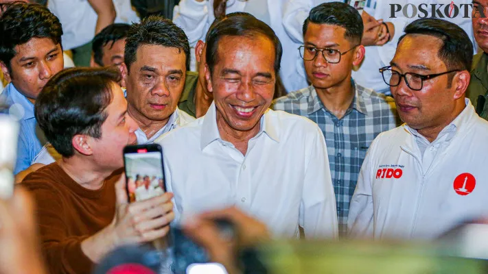 Presiden Indonesia ke-7 Joko Widodo dipecat oleh PDIP dan Partai Golkar menunggu dengan tangan terbuka lebar bila hendak bergabung.Poskota/Ahmad Tri Hawaari