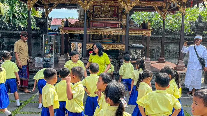 Siswa TK Dikenalkan Tempat Ibadah Pura Ajarkan Toleransi Beragama