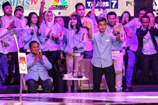 Foto: Pasangan Capres dan Cawapres nomor urut 02 Prabowo Subianto dan Gibran Rakabuming Raka saat debat perdana Cawapres di JCC, Jakarta Pusat. (Poskota/Ahmad Tri Hawaari)