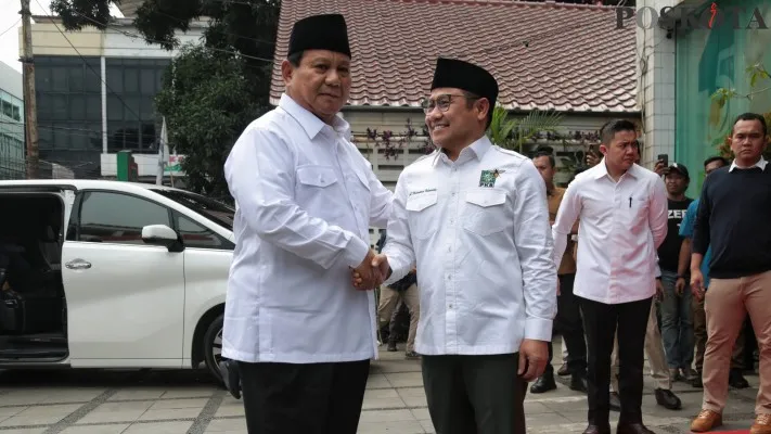 Presiden terpilih periode 2024-2029 Prabowo Subianto (kiri) saat bersalaman dengan Ketua Umum Partai Kebangkitan Bangsa (PKB) Muhaimin Iskandar (kanan) usai melakukan pertemuan di Kantor DPP PKB, Raden Saleh, Jakarta Pusat, Rabu (24/4/2024). Usai pertemuan tersebut Prabowo mengatakan PKB tetap ingin bekerjasama dengan dirinya dan Partai Gerindra meski sebelumnya dalam Pilpres 2024 berada di kubu berseberangan.Poskota/Ahmad Tri Hawaari