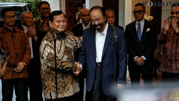 Ketua Umum Partai Nasional Demokrat Surya Paloh saat bersalaman dengan Presiden Terpilih 2024-2029 Prabowo Subianto di Kediaman Kertanegara, Jakarta Selatan, Kamis (25/4/2024).Kunjungan Ketua Umum Partai Nasdem tersebut sebagai kunjungan balasan dan halal bihalal dan juga menyatakan mendukung penuh pemerintahan presiden dan wakil presiden terpilih periode 2024-2029 Prabowo Subianto dan Gibran Rakabuming Raka.Poskota/Ahmad Tri Hawaari