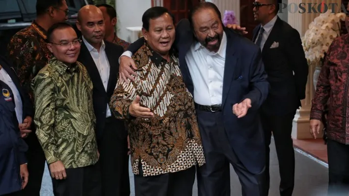 Ketua Umum Partai Nasional Demokrat Surya Paloh saat bersalaman dengan Presiden Terpilih 2024-2029 Prabowo Subianto di Kediaman Kertanegara, Jakarta Selatan, Kamis (25/4/2024).Kunjungan Ketua Umum Partai Nasdem tersebut sebagai kunjungan balasan dan halal bihalal dan juga menyatakan mendukung penuh pemerintahan presiden dan wakil presiden terpilih periode 2024-2029 Prabowo Subianto dan Gibran Rakabuming Raka.Poskota/Ahmad Tri Hawaari