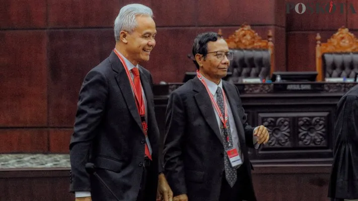 Calon presiden dan calon wakil presiden nomor urut 3 Ganjar Pranowo dan Mahfud MD saat menyampaikan sambutan pada acara sidang perdana perselisihan hasil Pilpres 2024 di Gedung Mahkamah Konstitusi, Gambir, Jakarta Pusat, Kamis (27/3/2024).Sidang tersebut beragenda pemeriksaan pendahuluan dengan penyampaian permohonan dari pemohon dan dalam berkas gugatan, tim hukum meminta MK untuk membatalkan hasil Pilpres 2024 yang ditetapkan KPU serta meminta pemungutan suara ulang di seluruh Indonesia.Poskota/Ahmad Tri Hawaari