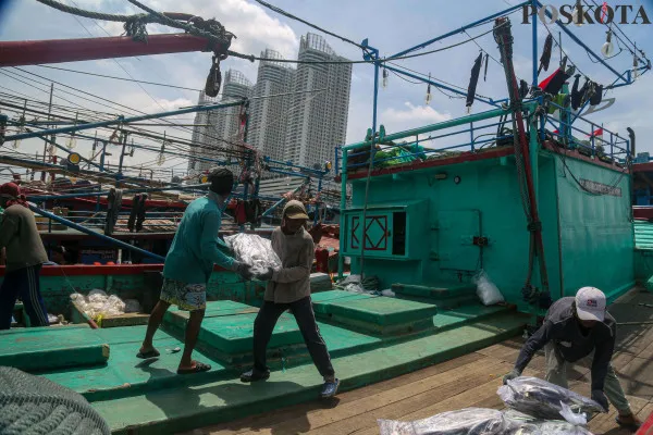 Sejumlah nelayan saat mengangkut dan menyortir ikan hasil tangkapan di Pelabuhan Muara Angke, Jakarta Utara. (Poskota/ Ahmad Tri Hawaari)