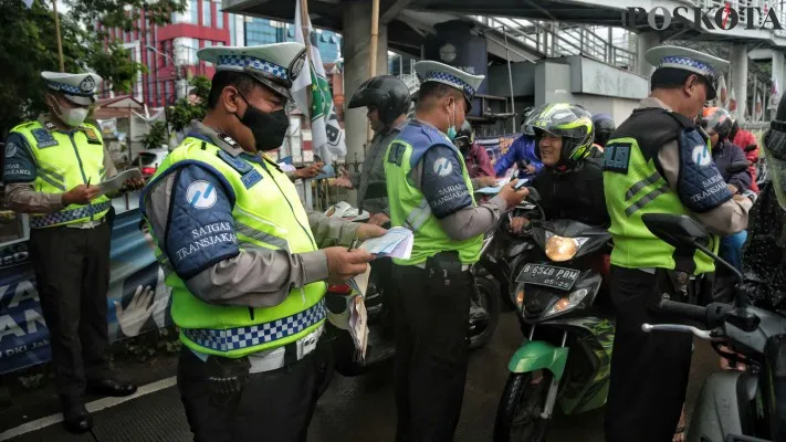 Jelang libur Natal & Tahun Baru, Operasi Zebra 2025 digelar 17-30 November. Ini adalah langkah awal Polri siapkan kondisi jalan raya yang tertib dan aman untuk mudik Nataru. (Sumber: Poskota/Ahmad Tri Hawaari)