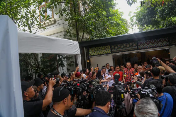 Tim Pemenangan pasangan calon gubernur dan wakil gubernur nomor urut tiga Pramono Anung dan Rano Karno, yang diketuai Cak Lontong, saat memberikan keterangan kepada wartawan di Posko Pemenangan Pramono-Rano di Jalan Cemara, Gondangdia, Jakarta Pusat, JumaT, 29 November 2024.