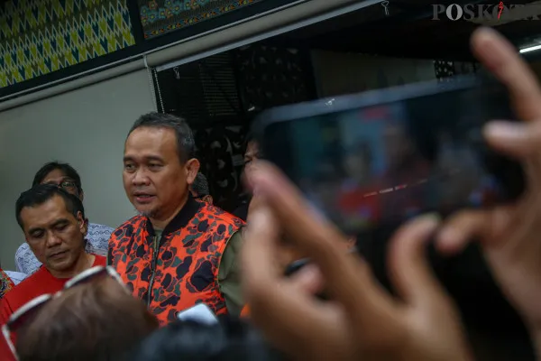 Tim Pemenangan pasangan calon gubernur dan wakil gubernur nomor urut tiga Pramono Anung dan Rano Karno, yang diketuai Cak Lontong, saat memberikan keterangan kepada wartawan di Posko Pemenangan Pramono-Rano di Jalan Cemara, Gondangdia, Jakarta Pusat, JumaT, 29 November 2024.