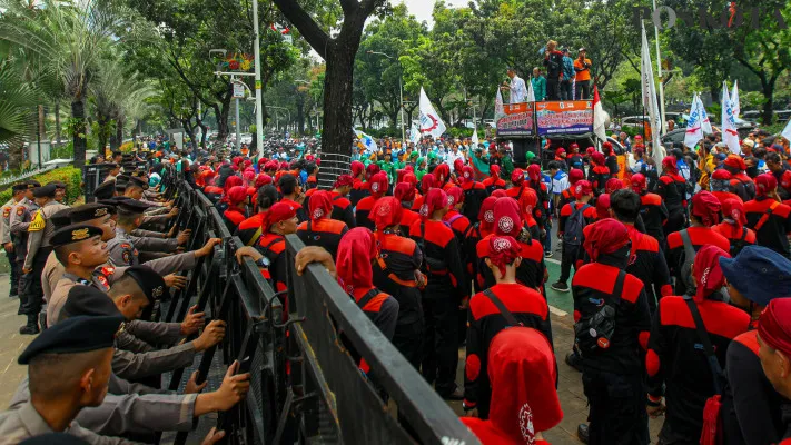 Ratusan buruh yang tergabung dalam berbagai elemen organisasi saat melakukan unjuk rasa di depan Balaikota Jakarta, Medan Merdeka Selatan, Jakarta Pusat, Rabu (30/10/2024). Dalam aksinya mereka menuntut kenaikan Upah Minimum Provinsi (UMP) Jakarta naik sebesar 8 hingga 10 persen atau senilai Rp 5, 4 Juta serta meminta segera membuat aturan agar perusahaan di Jakarta merekrut karyawan tanpa batasan usia. (Poskota/Ahmad Tri Hawaari)