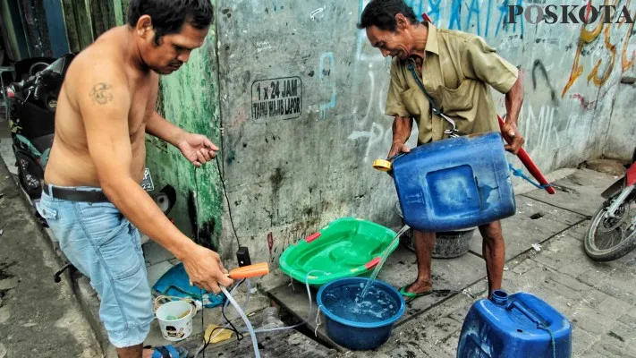 Baru 65 persen warga Jakarta yang mendapat pasokan air bersih. (foto: poskota/ ahmad tri hawaari)