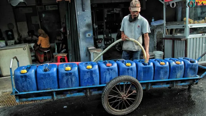 Krisis air bersih di Kosambi, Jakarta Barat. (foto: poskota)