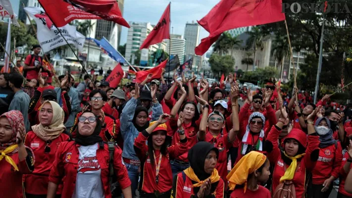 Salah satu kelompok buruh yang menentang UU Cipta Kerja yang mereka sebut dengan undang-undang "cilaka".(Foto: Ahmad Trihawaari)