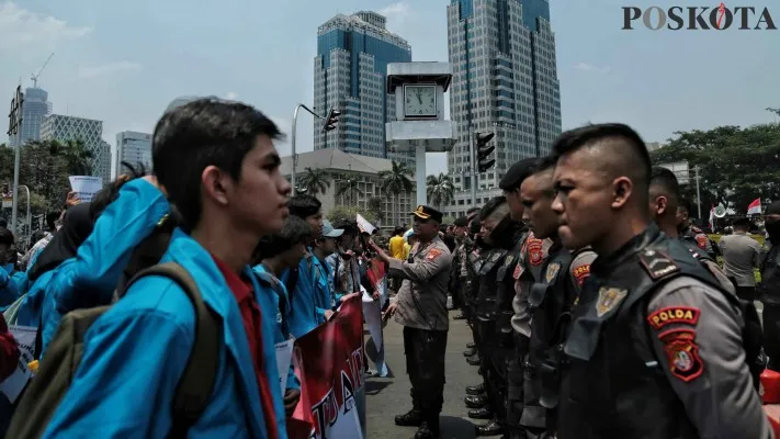 Ilustrasi Polisi mengamankan massa aksi. (Poskota)