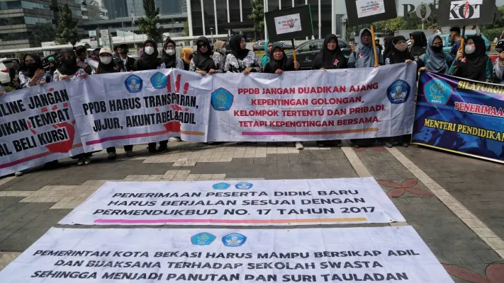 Foto: PPDB didemo sejumlah massa. (Poskota/Ahmad Tri Hawaari)