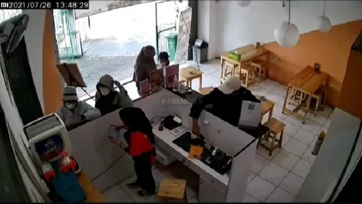 Tangkapan layar video aksi pencurian hp di sebuah restoran di kawasan Kebon Jeruk, Jakarta Barat. Pelaku diduga pria bersama anak dan istri. (foto: instagram/@jurnalis169).