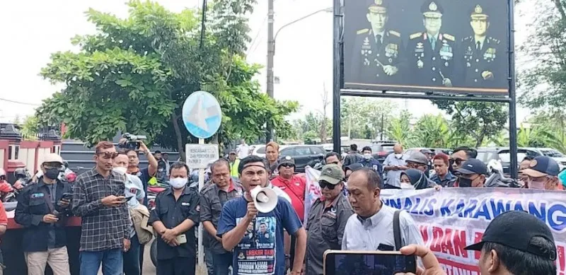 Aksi puluhan wartawan di Karawang beberapa waktu lalu yang menuntut agar para tersangka ditahan oleh pihak kepolisian.(aep)