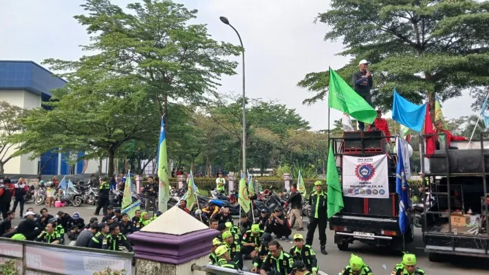 Aksi unjuk rasa buruh di depan Kantor DPRD Kabupaten Tangerang. (Poskota/ Veronica)