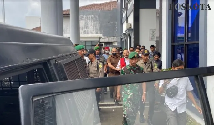 Anggota DPRD Pandeglang Y mengenakan rompi tahanan saat keluar dari Kejari. (Foto: Samsul Fatoni).