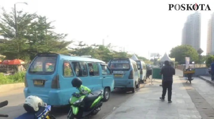 Penumpang dan sopir angkot tanggapi peraturan pemisahan bangku wanita dan pria di Ancol, Jakarta Utara, Selasa (12/7/2022). (Foto: Ivan).