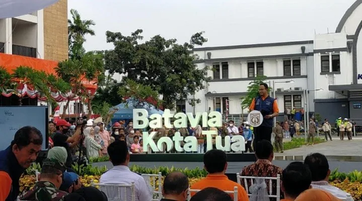 Gubernur Anies Baswedan saat meniinjau revitalisasi Kota Tua. (Foto: Aldi/Poskota)