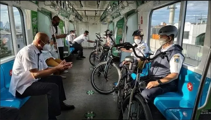 Gubernur Anies Baswedan mencoba fasilitas MRT yang membolehkan sepeda non lipat masuk ke dalam gerbong. (Ist)