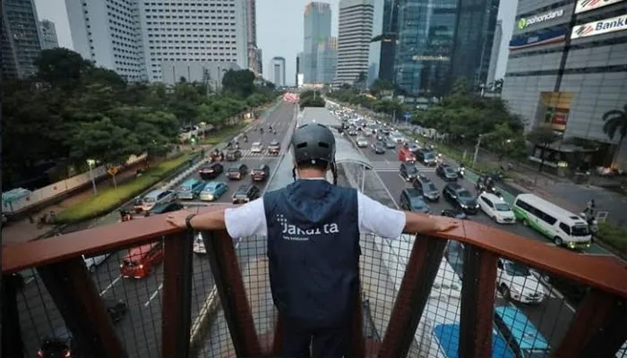 Gubernur DKI Jakarta Anies Baswedan saat di JPO Karet di Jalan Sudirman, Jakarta Pusat. (Instagram @aniesbaswedan).