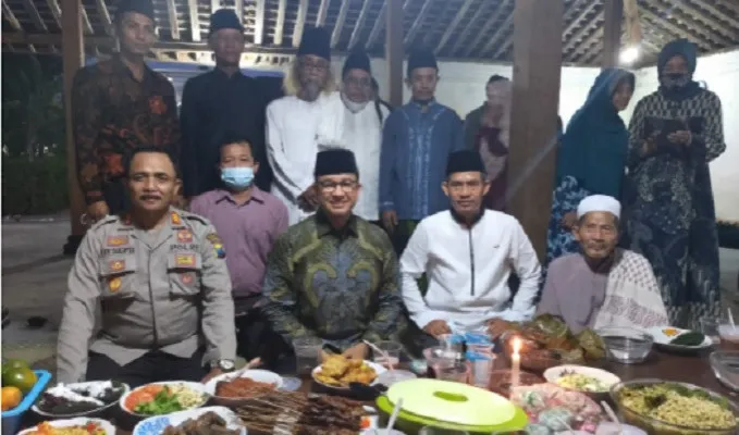 Gubernur Anies Baswedan didampingi Camat Jetis Heru Budi Santoso (putih), dalam rangkaian kunjungan ke Masjid Tegalsari dan ziarah ke makam  KH M Hasan Besari. (foto: ist)