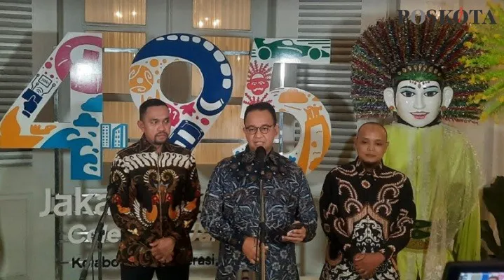 Gubernur Anies mengundang tukang bakso saat konferensi pers Malam Ramah Tamah Jakarta E-Prix 2022 di Pendopo Balai Kota DKI. (Foto: Aldi/Poskota)