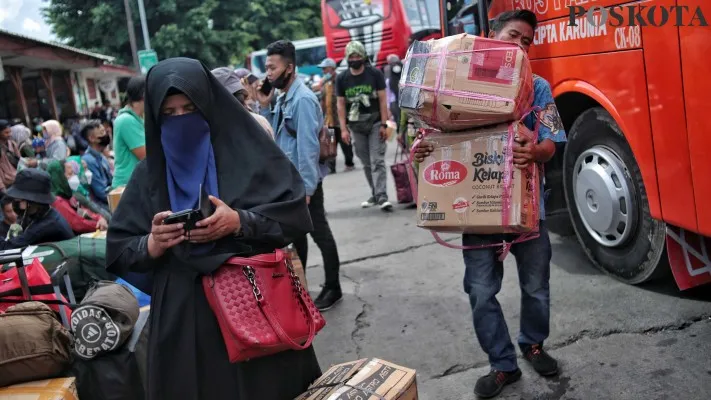 Pemudik di Terminal Kalideres. Ahmad Tri Hawaari