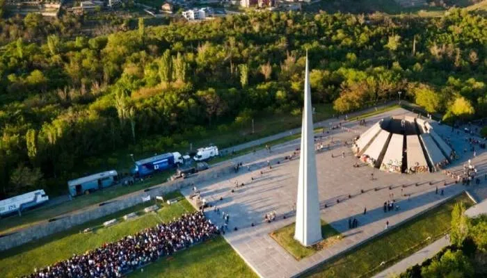 Peletakan bunga di Monumen Yerevan Armenia untuk mengenang korban genosida yang dilakukan Turki Ottoman.