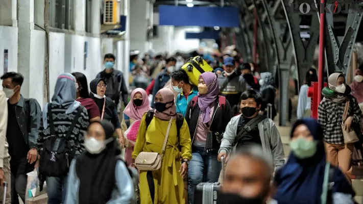 Pemudik tiba di Jakarta melalui Stasiun Pasar Senen. (foto: poskota/ahmad tri hawaari)