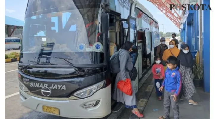 Kedatangan penumpang arus balik di Terminal Terpadu Pulogebang, Jakarta Timur, Kamis (5/5/20222). (Foto: ardhi)