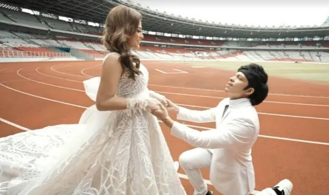 Foto pre-wedding Atta Halilintar dan Aurel Hermansyah di Stadion Gelora Bung Karno (sumber Youtube Atta Halilintar) 