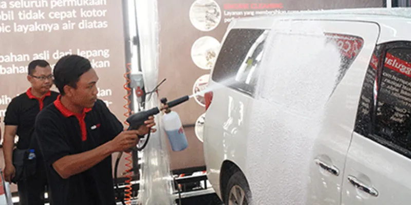 Tanpa harus menyentuh permukaan mobil, Autoglaze Car Wash menjamin dapat membersihkan mobil tanpa khawatir akan baret halus. (Foto/Reza)