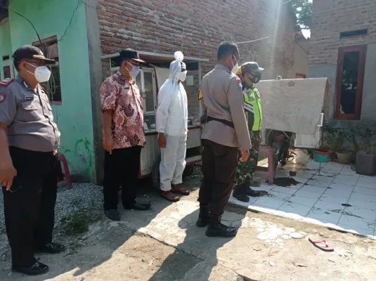 Petugas berkostum pocong datangi rumah warga yang habis mudik untuk lakukan tes Swab Antigen Gratis. (ist)