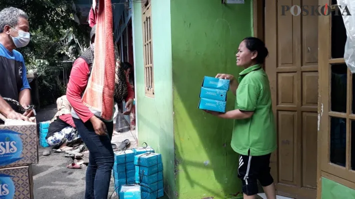 Tim Satgas Covid-19 di kelurahan Kelapa Dua Wetan yang kirim makanan ke rumah warga. (foto: ifand)