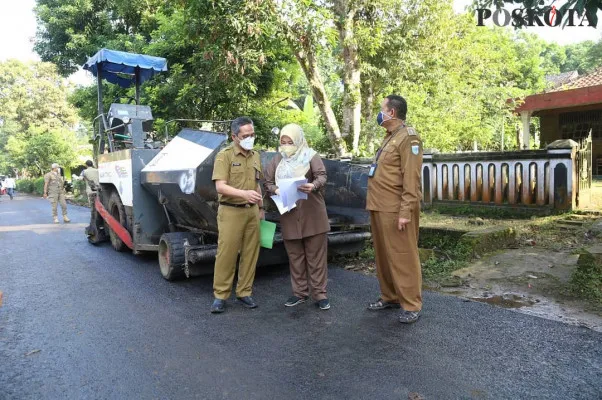 Bupati Pandeglang Irna Narulita didampingi Kepala Dinas PUPR Kabupaten Pandeglang Asep Rahmat melakukan monitoring pembangunan jalan Montor Pagelaran, Senin (14/6/2021) kemarin. (foto: yusuf permana)