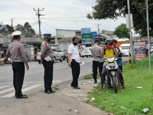 Polsek cikande membagikan masker secara gratis kepada pengendara. (ist)