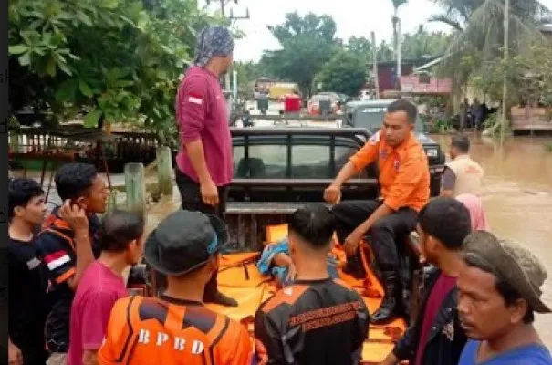 Tim BPBD Kabupaten Bireun saat evaluasi korban banjir. (Dok. BNPB)