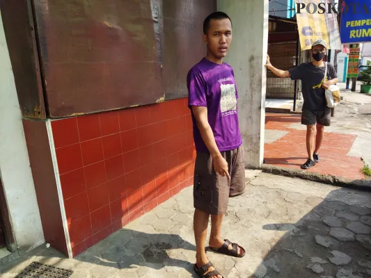 Rekan korban sekaligus saksi dari kejadian begal HP, Sohib (34) saat ditemui di Rumah Makan Minang Baru, Jalan Raya Jatiwaringin, Kota Bekasi, Kamis (29/4/2021) (cr02) 