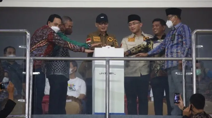 Gubernur Banten Wahidin Halim dan Wakil Gubernur Andika Hazrumy saat meresmikan Stadion BIS. (ist)