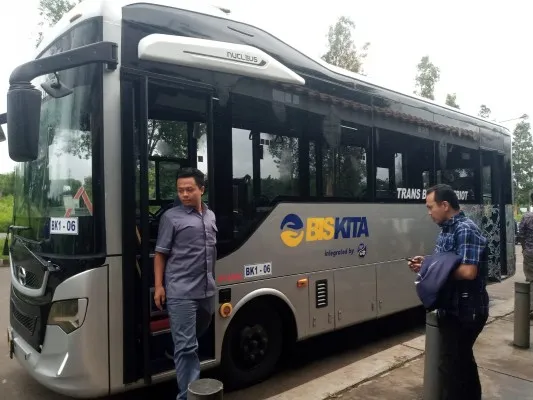 Penumpang saat akan memasuki ke BISKITA Trans Patriot Bekasi di kawasan Vida, Mustikajaya Bekasi. (Ihsan Fahmi).