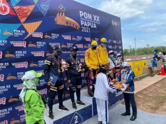 Podium juara cabor bermotor PON XX Papua. (Foto/eddy saputra)