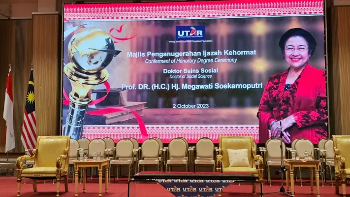 Teks Foto: Baliho Megawati Soekarnoputri menerima gelar doktor kehormatan di bidang Ilmu Sosial dari Universiti Tunku Abdul Rahman (UTAR), Selangor, Malaysia. (ist)