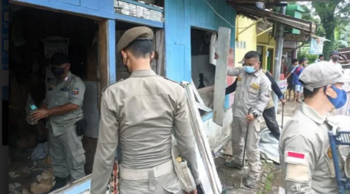 Ratusan bangunan liar di bantaran Kali Ciliwung dan Kalibaru ditertibkan Satpol PP Kota Bogor.