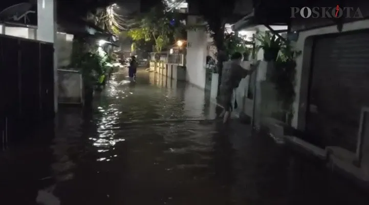 Suasana banjir di Jalan Menara, Jati Padang, Pasar Minggu Jaksel. (Foto : poskota/zendy)