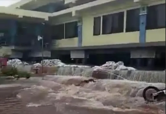 Banjir rob saat menerjang pesisir Utara Jakarta.(tangkap layar)