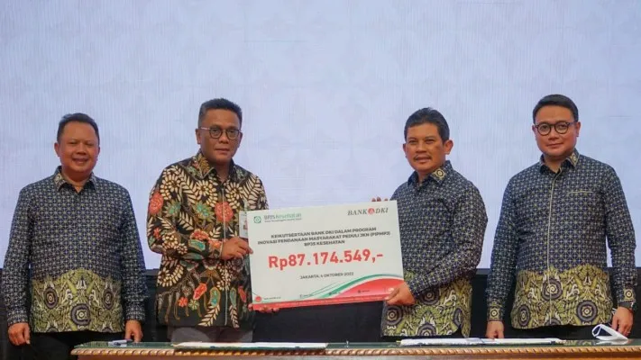 Direktur Komersial dan Kelembagaan Bank DKI, Herry Djufraini saat menandatangi nota kesepahaman dan perjanjian kerjasama dengan BPJS Kesehatan. (ist)