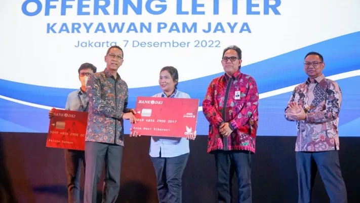 Pj Gubernur DKI, Heru Budi Hartono didampingi Direktur Utama Bank DKI, Fidri Arnaldy saat 'Penandatanganan Offering Letter 1.097 Pegawai Mitra Swasta PAM Jaya' di Jakarta International Equestrian Park Pulomas (JIEP), Jakarta Timur. (ist)