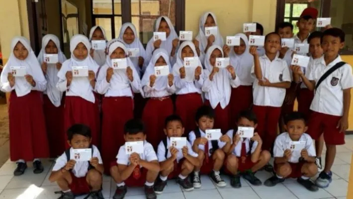 Sejumlah siswa sekolah dasar (SD) menerima bansos PIP tahap 2 dari Kemendikbudristek. (Puslapdik Kemendikbudristek)