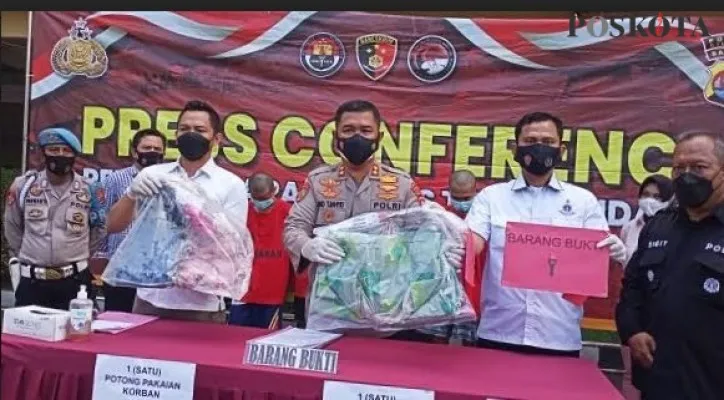 Kapolres Cilegon, AKBP Eko Tjahyo Untoro didampingi Kasatreskrim AKP Mochamad Nandar saat konferensi pers di Mapolres Cilegon. (haryono)